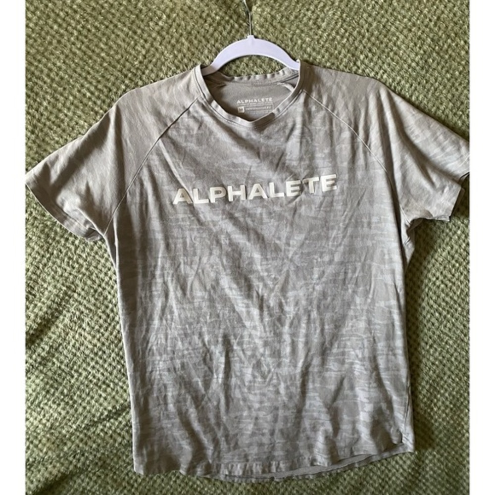 Alphalete Mens Performance Fit Grey Camo Short Sleeve T-Shirt Size Medium